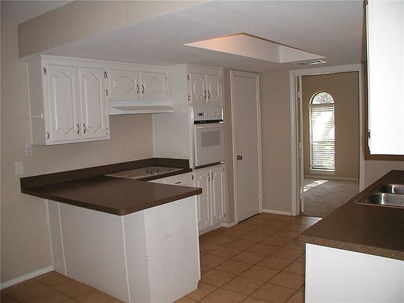 3rd image of 2805 Meadowbrook Dr
