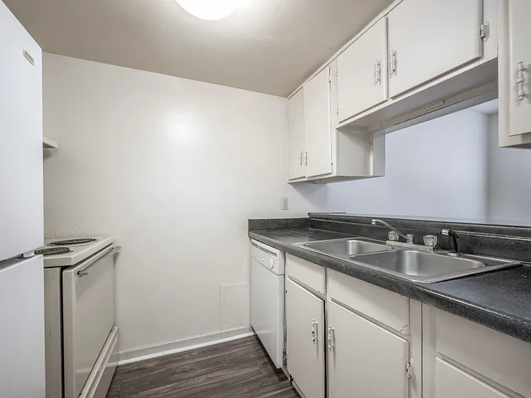 Woodside Apartments — Photo 8