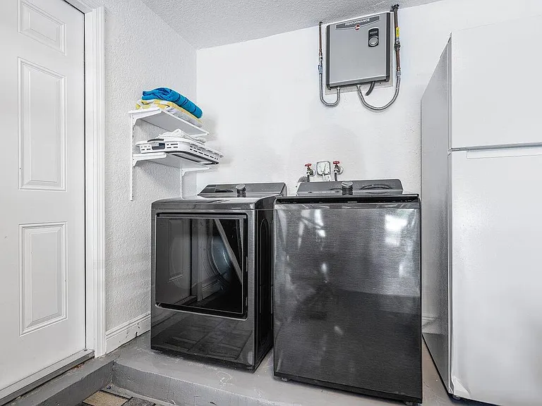 671 Lindell Blvd — Photo 34