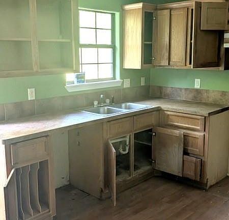5th image of 150 E Third St
