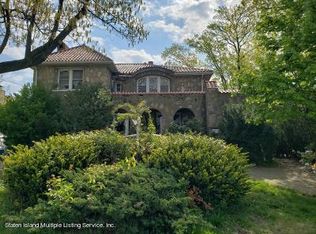 2241 Clove Rd, Staten Island, NY 10305