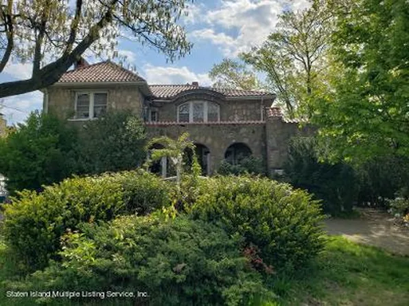 2241 Clove Rd, Staten Island, NY 10305