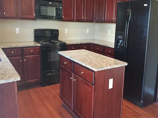 5 bed, 3.5 bath, 2700 sqft, $2,740 — Photo 4