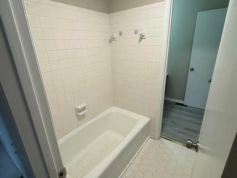 295 Spring Lake Dr — Photo 7