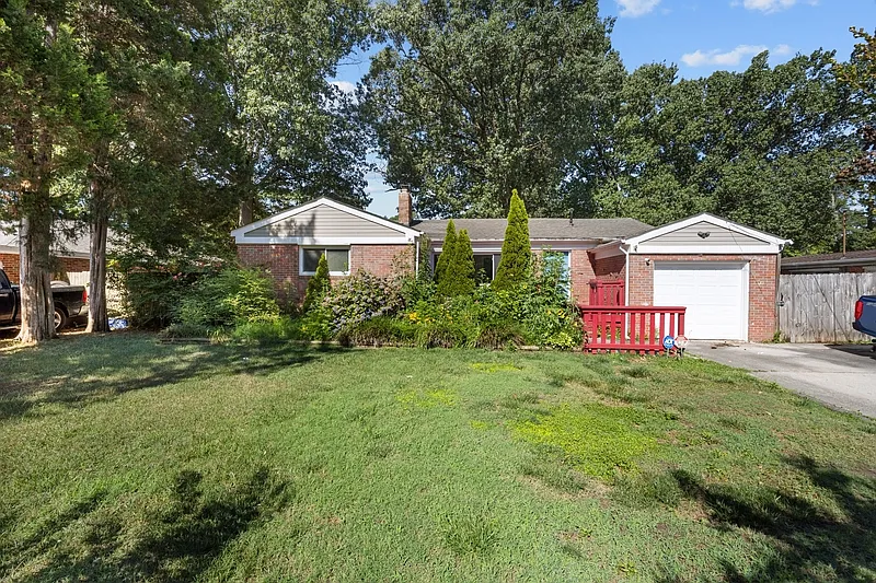 3 bed, 1.0 bath, 1315 sqft, $2,400 — Photo 3