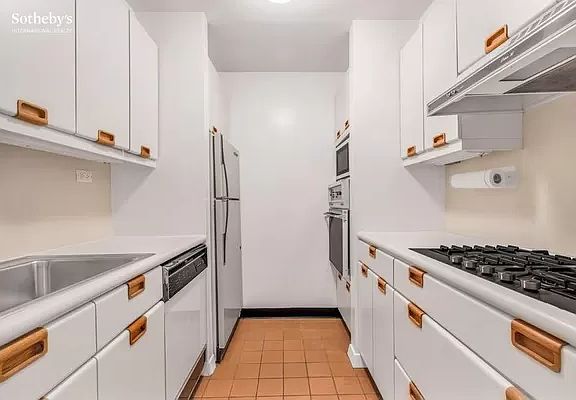 2nd image of 15 W 53rd St #13C