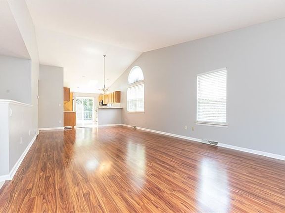 5th image of 942 Elizabeth Ct