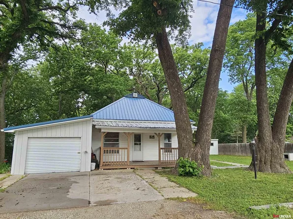 472 S East St, Nelson, NE 68961