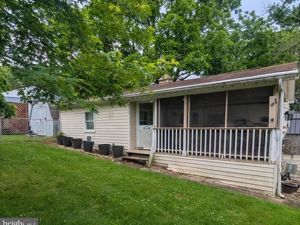 25 Yogi Bear Blvd, Falling Waters, WV 25419