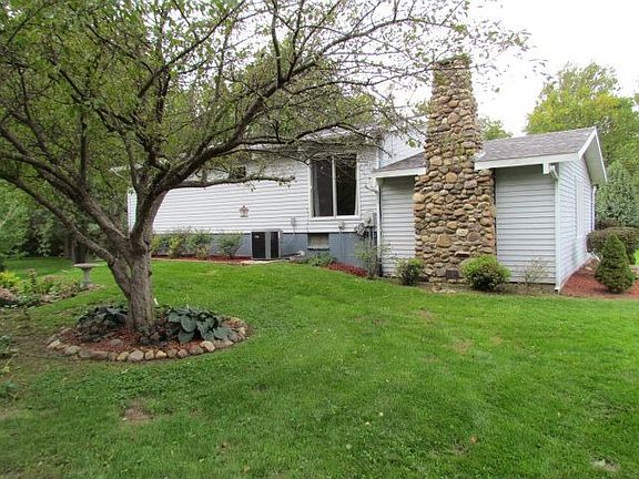 3rd image of 942 E Carter Ct