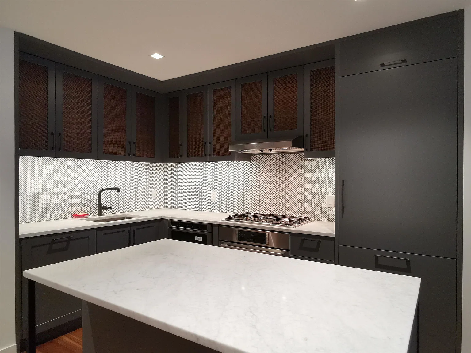 1 bed, 1.0 bath, 811 sqft, $4,100 — Photo 2