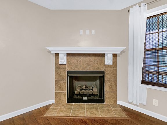 5th image of 549 Falkland Cir