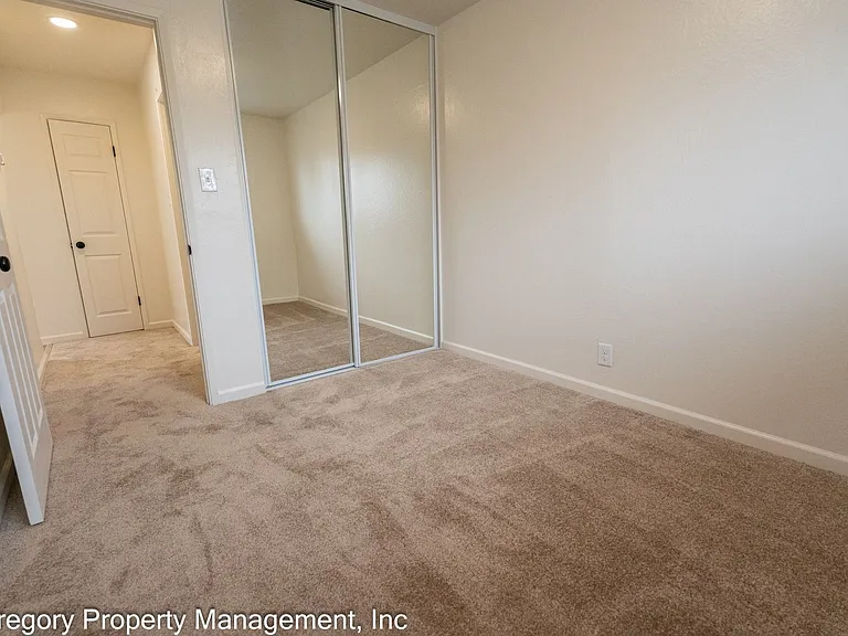1525 Schiller — Photo 21