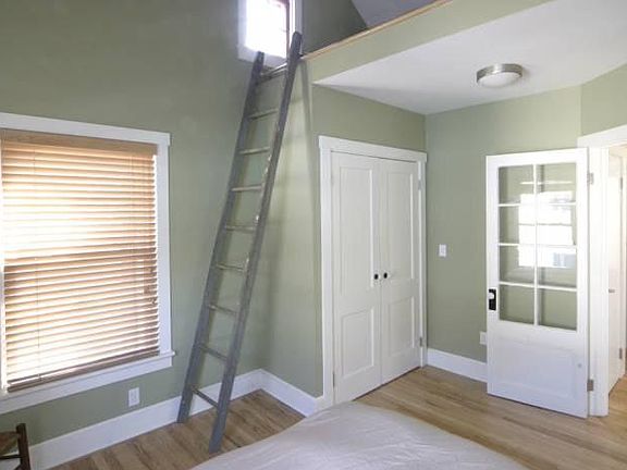 Bedroom w/ storage loft
