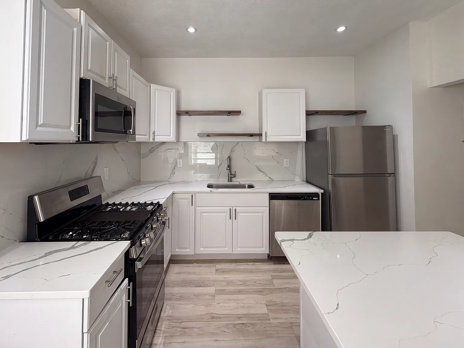 252 E Eagle St — Photo 2
