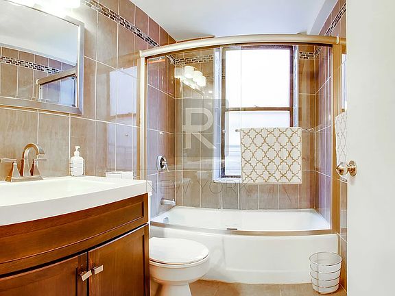 5th image of 150 W 51st St #1527