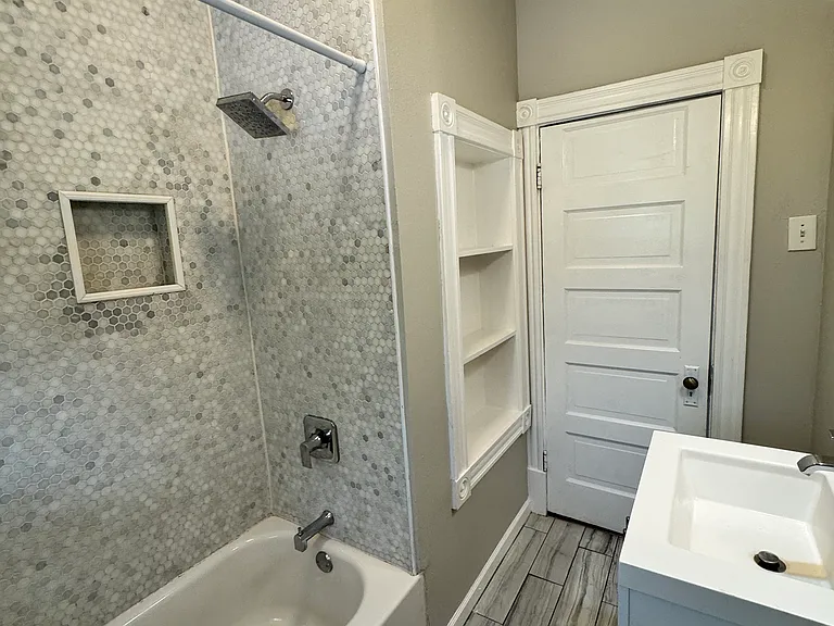 2334 Tower Grove Ave #1E — Photo 5