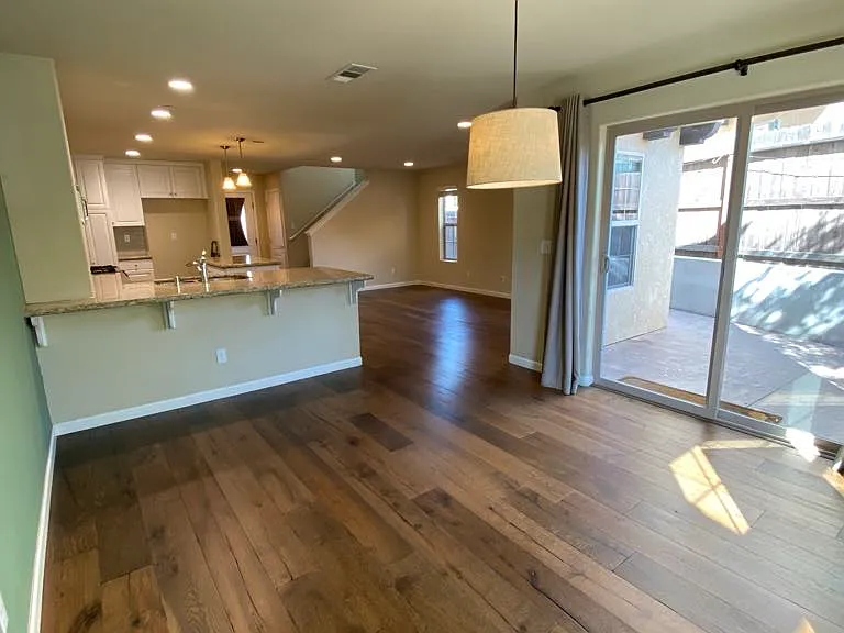 586 River Oaks Dr — Photo 3