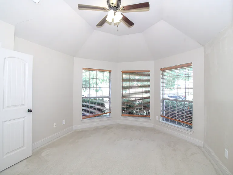 215 Wooded Creek Ave — Photo 15