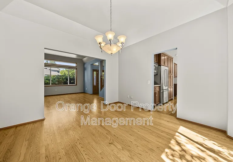5204 Ridge Dr NE — Photo 3