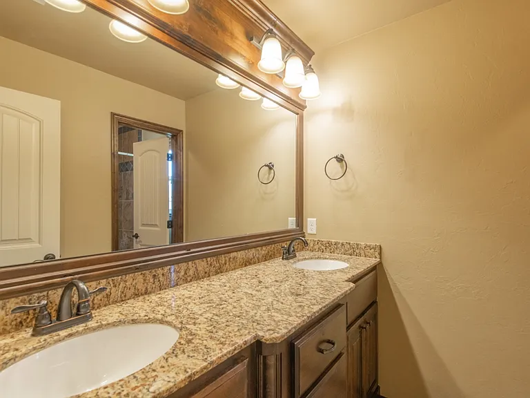 701 Lindsey Ln — Photo 7
