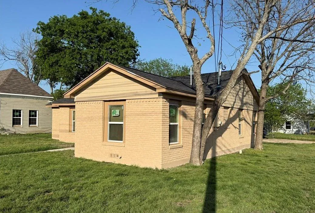 5 bed, 2.5 bath, 1677 sqft, $1,500 — Photo 2