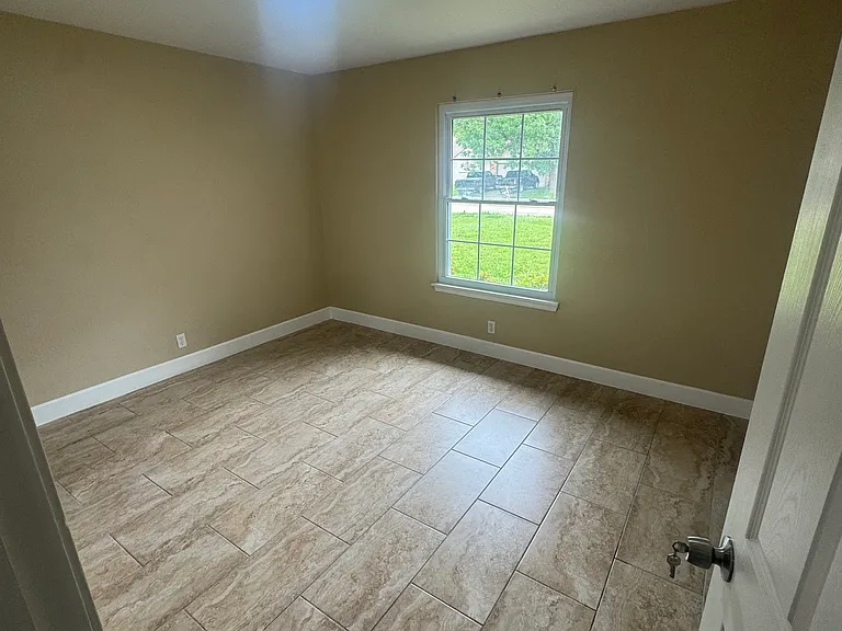4600 S Maple Ave — Photo 9