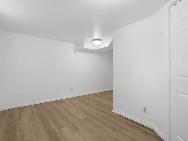654 W Lennox St — Photo 16