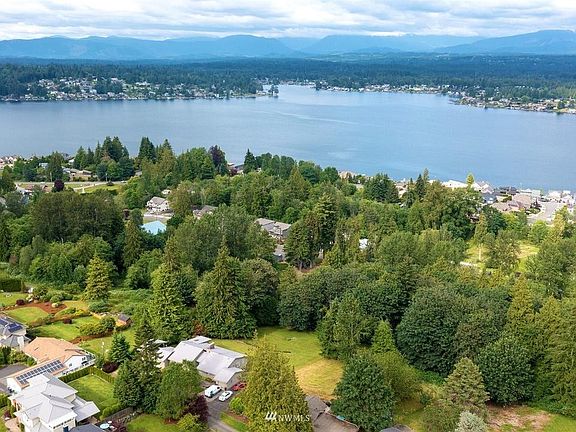 Walking distance to Davies Beach and public boat launch