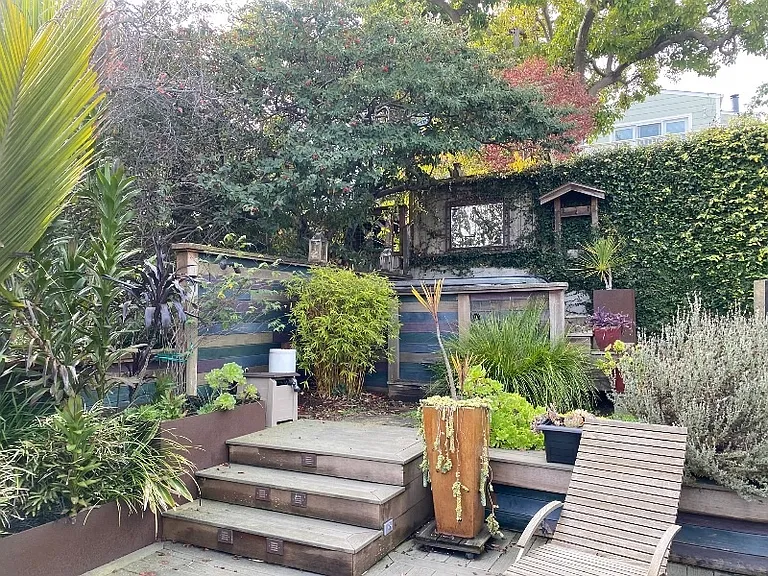 Landscaped Private Yard and Hottub