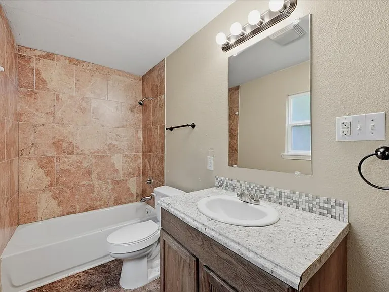 1810 N Alexander St — Photo 8