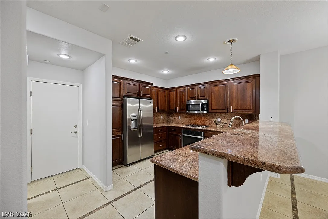 3 bed, 2.5 bath, 1603 sqft, $2,325 — Photo 2