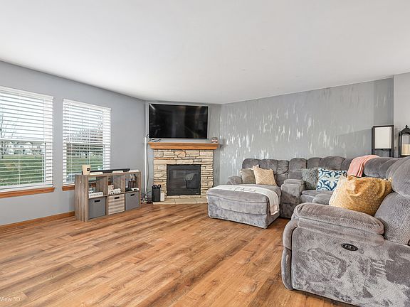 3rd image of 1007 Butterfield Cir W