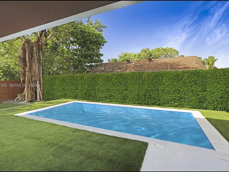 330 SW 19th Rd — Photo 5