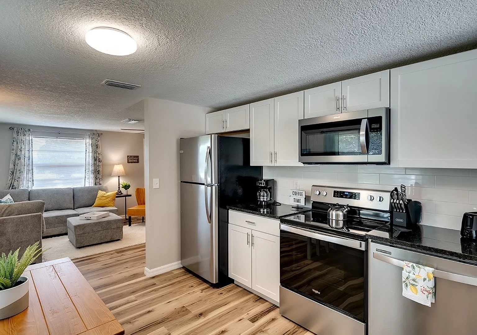 Charming 2 Bedroom Duplex in West Bradenton Available Furnished or Unfurnished — Photo 3