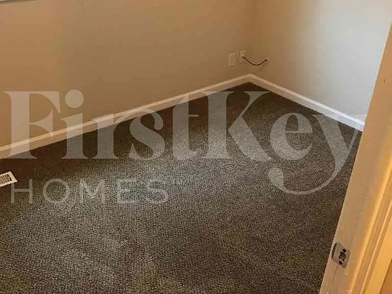 4801 Leone Dr — Photo 8