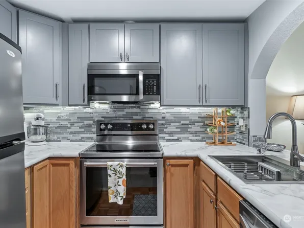 17311 119th Lane SE #J10, Renton, WA 98058