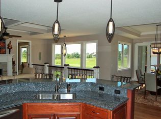 28 Country Club Ct, Le Claire, IA 52753