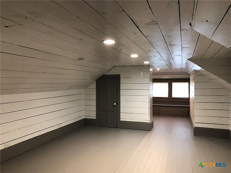 414 W San Antonio St — Photo 26