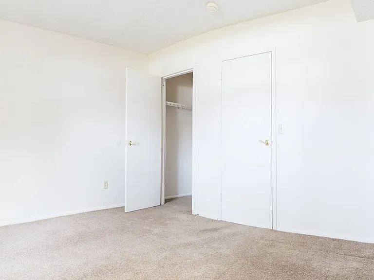 Windsor Gardens Apartments — Photo 29