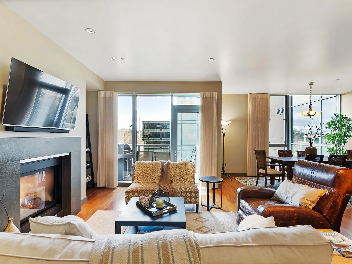 Atwater Place - 2 bed/2.5 bath + office/den South Waterfront condo w/2 parking spaces/storage/mos... — Photo 4