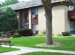 711 S Main St APT 109B, Sycamore, IL 60178