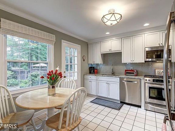 2nd image of 105 Oakmont Ct NE