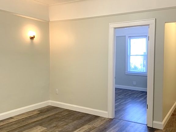3rd image of 3418 Crescent St Floor 1