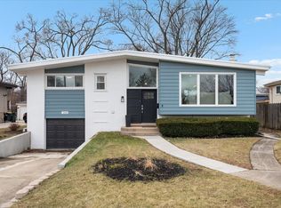 328 Nellie Ct, Glenview, IL 60025