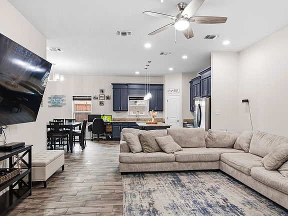 4th image of 319 Javier Dr