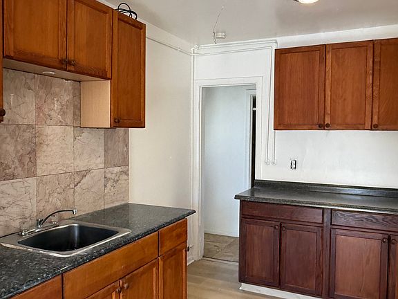 3rd image of 1008 NE Greenlawn Dr #B