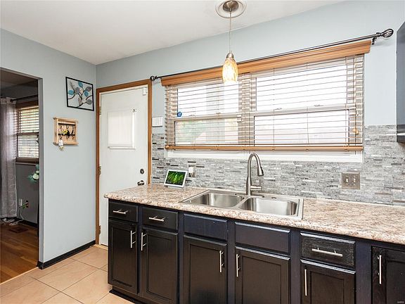 4th image of 2239 Westglen Park Dr