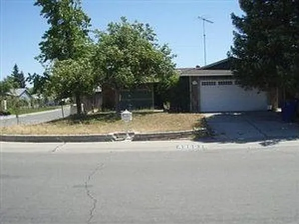 4960 Village Wood Dr, Sacramento, CA 95823