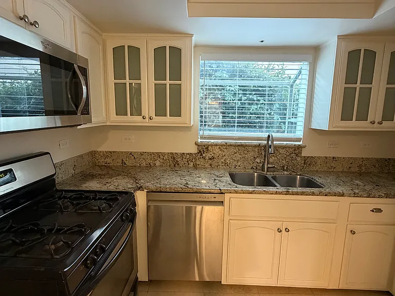 14911 Moorpark St #1 — Photo 10